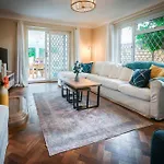 Poolside Family Escape In Luton