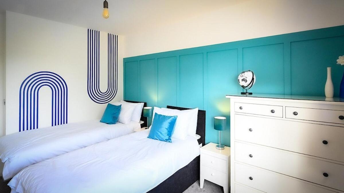 Poolside Family Escape In Luton (Bedfordshire)