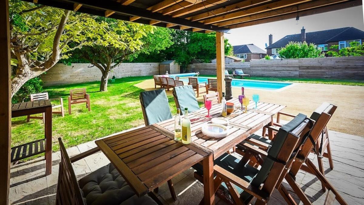 Poolside Family Escape In *