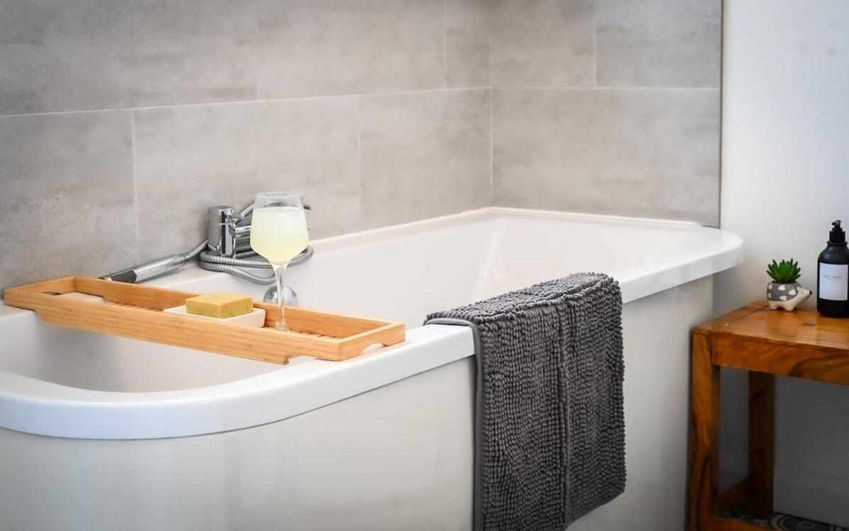Poolside Family Escape In Holiday home Luton (Bedfordshire)