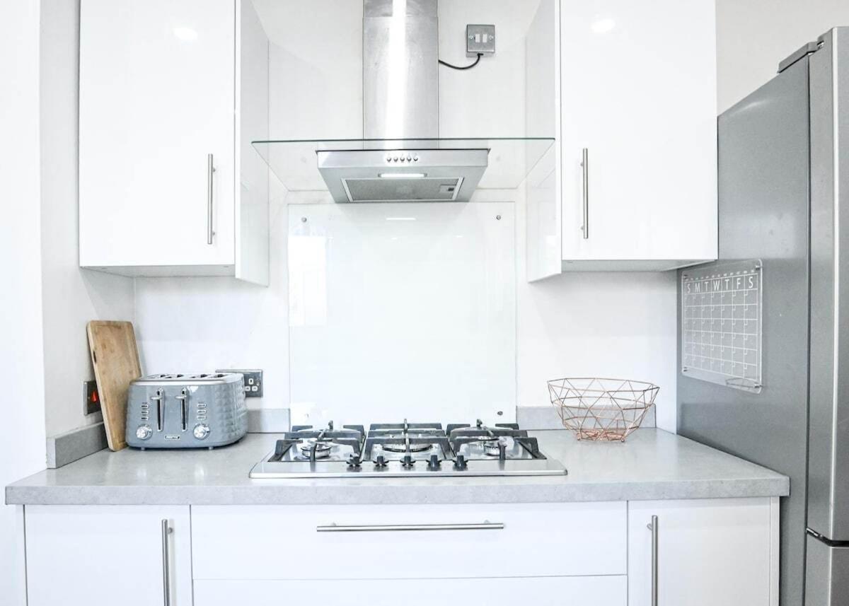 Poolside Family Escape In Holiday home Luton (Bedfordshire)