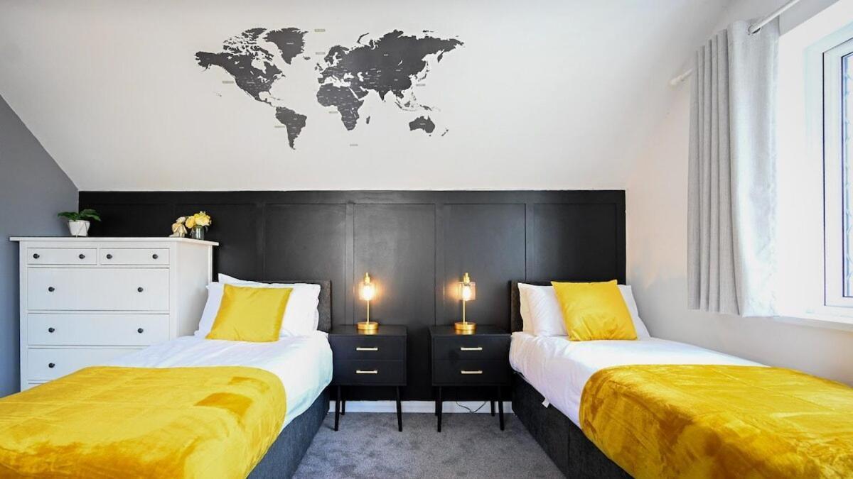 Poolside Family Escape In * Luton (Bedfordshire)