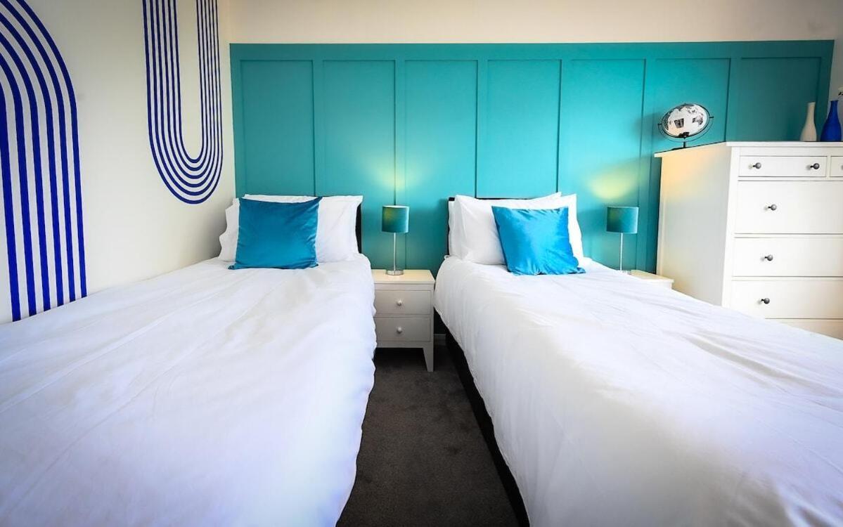 Poolside Family Escape In * Luton (Bedfordshire)